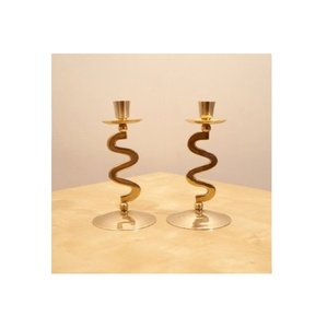 Bougeoir en métal finition or moderne avec un design classique de serpent, décoration de Noël écologique pour la maison, support de bougie - Product Image 1