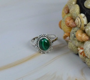 Anillo de Malaquita Hecho a Mano, Gema de Lujo, Cabujón Sólido de Plata de Ley 925 con Baño de Rodio, Joyería Fina Estampada para Boda - Product Image 4