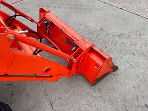 Mini-tracteur Kubota L2501 avec chargeur frontal et pelle arrière |   Tracteur agricole compact 4x4 de 25 CV |   Véhicule utilitaire multifonctionnel - Product Image 5