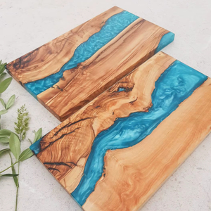 Planche à découper en bois dur avec résine époxy teinte de pigments métalliques Les motifs naturels du bois mélangés à la rivière brillante - Product Image 1