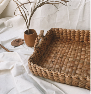 Plateaux en osier tissés à la main carrés en jacinthe d'eau du Vietnam avec poignée pour la décoration de la maison, de l'hôtel et du restaurant. - Product Image 2