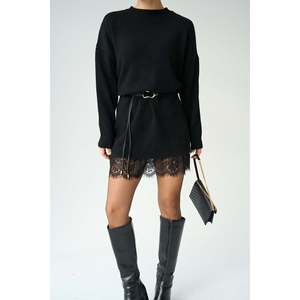 ชุดถักสีดำพร้อมรายละเอียดชายเสื้อลูกไม้ - Product Image 1