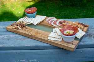 Tabla de cortar de madera artesanal con vajilla de cocina decorativa de resina epoxi para una presentación de comida elegante - Product Image 3