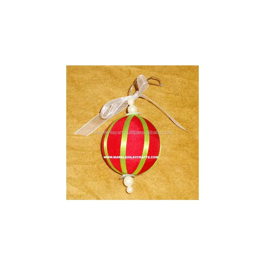 تُستخدم كرة حمراء مزخرفة لعيد الميلاد الحلي اليدوية الهندية لشكل الكرة باللون الأحمر لغرض مهرجان عيد الميلاد