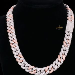 สร้อยคอฮิปฮอปแบบ Cuban Link ทอง 10K สองสี ประดับเพชรโมอิสซาไนต์ทรงบาแกตต์ - Product Image 2