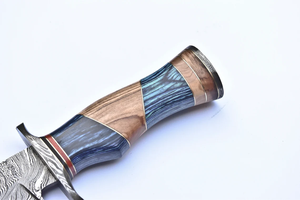 Cuchillo de caza Bowie de acero de Damasco hecho a mano personalizado con mango de madera - Product Image 4