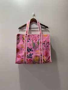 Bolsa de Mano Grande de Algodón Hecha a Mano, Color Turquesa, Acolchada, con Bordado Rojo, Cierre de Cremallera, Moderna, para Uso Diario y Viajes - Product Image 3