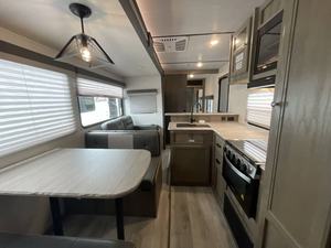 Autocaravana usada 2022 F-o-r-e-s-t Surveyor 276BHLE, tipo camping, casa móvil, caravana, autocaravana con tienda de campaña, autocaravana con tienda de campaña en el techo, camión autocaravana - Product Image 2