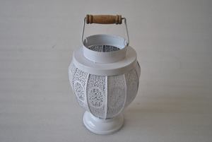 Lanterne décorative en fer blanc de 10 pouces pour la décoration intérieure, les occasions de Noël et de Pâques - Product Image 3