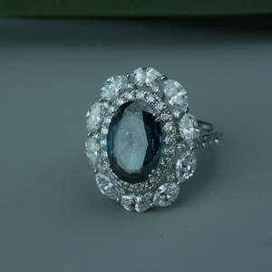 แหวนเพชรสำหรับปลูกในห้องปฏิบัติการแบบพรีเมี่ยม VS1ตัดรูปวงรีและรูปทรงที่สวยงามได้รับการรับรองจาก IGI SGL เครื่องประดับหมั้นหมายสีทองโรสโกลด์ขายส่ง - Product Image 6