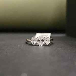 Elegante Anillo de Compromiso de Moissanita con Tres Piedras, Corte Ovalado, Oro Sólido de 18 Quilates, Acero Inoxidable, Certificado IGI, para Regalo de Cumpleaños - Product Image 2