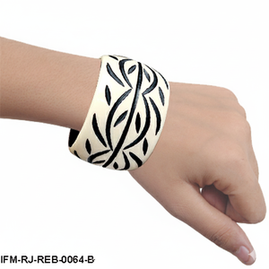 Bracelet en résine monochrome sculpté à la main, motif de feuilles noires et crème, style ethnique, bracelet statement, bijoux artisanaux audacieux - Product Image 2