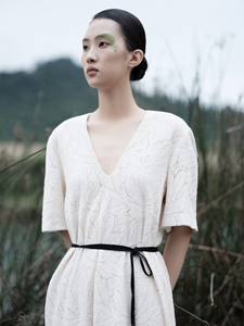 Conception spéciale manches longues col en V longue robe pour femme tissu de dentelle florale avec ceinture florale DILYS robe droite blanc ANT Vietnam - Product Image 4