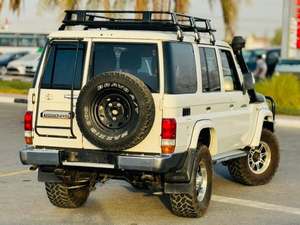 SUV d'occasion 2022 5 places Hardtop CC4500 V8 4x4 Diesel Automatique avec toit rigide en alliage d'aluminium R17 et sièges en tissu - Product Image 5