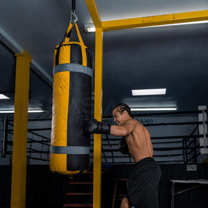 Sac de frappe durable conçu pour l'entraînement de boxe, la pratique du MMA, les séances de fitness et de musculation. - Product Image 5