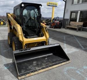 Cargadora de Ruedas CAT 232D3 Usada, Modelo 2022, Capacidad de Carga de 500 Toneladas, Bomba Hidráulica Kawasaki, en Venta - Product Image 2