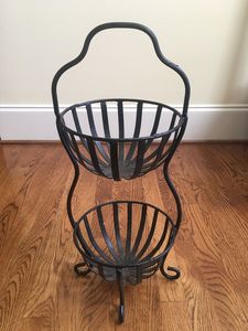 Corbeille de fruits en fer minimale avec géométrie simple et construction légère parfaite pour les petits espaces et les cuisines urbaines - Product Image 2