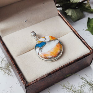 Charm pendentif en pierre précieuse cabochon rond huître épineuse-Pyramide et précieuse Intl' - Product Image 4