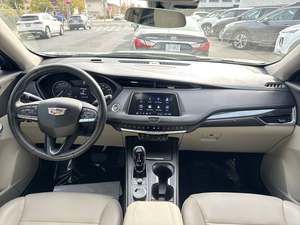 Increíble Cadillac XT4 Luxury AWD 2023 en perfectas condiciones con poco kilometraje en stock, ofrecido a una oferta increíble que no querrás perderte - Product Image 4