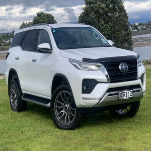 R Conduite à droite Toyotaa Fortunerr SUV 4x4 Boîte de vitesses manuelle 8L Turbo Moteur Lumière Intérieur Essence Carburant Utilisé 4L Cuir FWD - Product Image 1