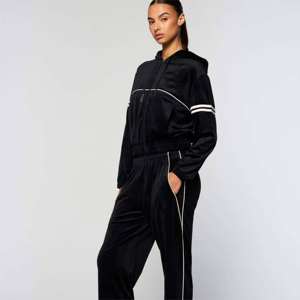 Femmes Noir Velours Cropped Zip Up Hoodie Striped Sleeves Wholesale Premium Casual Wear Relaxed Fit Elastic Hem Front Logo Hoodie - Product Image 2