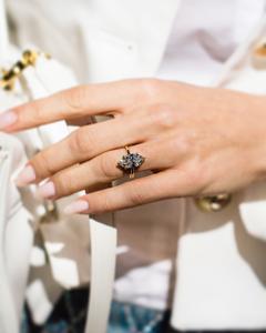 Bague de fiançailles Moissanite 12x6mm Marquise Cut avec motif floral de pierres latérales en grappe | Bijoux fins de mariage de mariée - Product Image 1