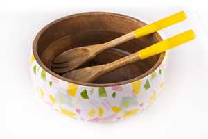 Ensaladera de madera hecha a mano con estampado de esmalte Cuenco de servicio sostenible y ecológico para una cocina y comedor saludables - Product Image 2