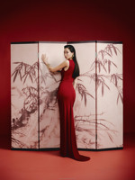 Robe longue moulante rouge de haute qualité à col droit et nœud, avec boutons dorés, écologique, idéale pour les événements formels et cocktails élégants