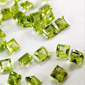 Pérpidot naturel de 3 mm à 8mm, taille carrée à facettes - Product Image 1