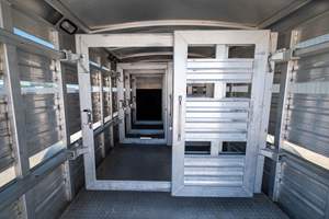 Remolque para Ganado 2025 al Por Mayor de Fábrica, Económico, con Paredes Laterales Desmontables, para Ovejas, Caballos y Vacas, 3 Ejes, con Valla - Product Image 5