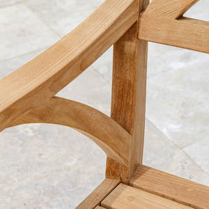 Sillas de comedor para exteriores hechas de madera de teca maciza con color natural de teca y acompañadas de un modelo de jardín para exteriores. - Product Image 6