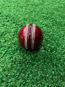 Ensemble de quatre balles de cricket en cuir rouge sur mesure avec logo personnalisé, balle de cricket dure - Product Image 2