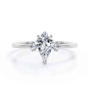 Bague à trois pierres en moissanite de 1,50 carat, forme cerf-volant et ronde, en or blanc - Product Image 1