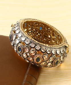 Bracelet en laiton de charme d'éléphant unique. Bijoux ludiques et culturels, disponibles au prix de gros - Product Image 3