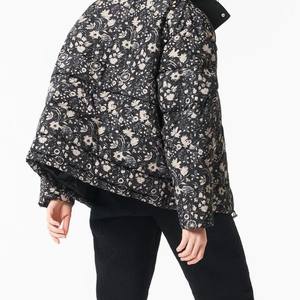 เสื้อแจ็คเก็ตพัฟเฟอร์ลายบาติกพิมพ์ลายดอกไม้สีดำและสีเบจสำหรับผู้ชายและผู้หญิง พร้อมโลโก้แบบกำหนดเอง และฮู้ดนีโอพรีนแบบถอดได้ - Product Image 2