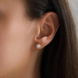 Boucles d'oreilles clous en argent sterling 925 plaqué or 14 carats avec nacre et émail, motif petit soleil, style céleste pour tous les jours - Product Image 5