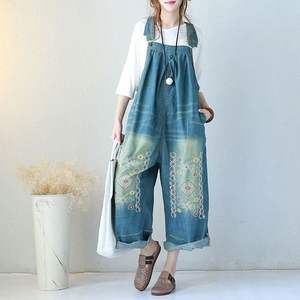 Peto de mezclilla a la moda para mujer, pantalones cortos lavados ligeros con decoración de botones, estilo sin babero de esfuerzo para Otoño/Invierno - Product Image 4