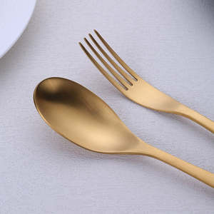 Hermoso juego de cubiertos dorados hechos con acero inoxidable duradero, adecuado para cenas de lujo. - Product Image 5