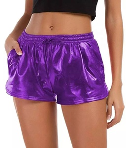 Short d'entraînement de qualité pour femmes taille haute Leggings de course athlétiques brillants réfléchissants Vente chaude brodée personnalisée - Product Image 3