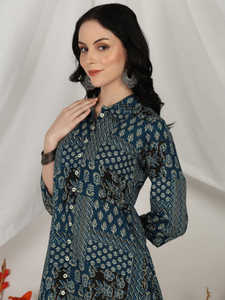 Ensemble Kurta Pantalon en Coton Cambric Bleu Imprimé pour Femmes, Coupe A, Longueur Mollet, Manches Trois Quarts, Style Patchwork, Tenue Ethnique - Product Image 4