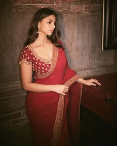 Saree en fausse georgette de haute qualité avec belle conception broderie séquence dentelle travail pour tenue de fête disponible pour la vente en gros - Product Image 3