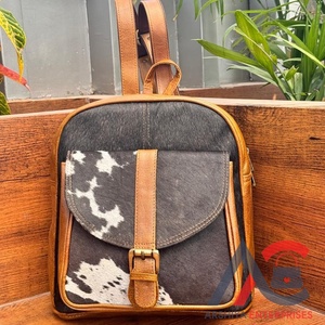 Vente en gros Mini sac à dos unisexe de haute qualité en cuir de vachette véritable RFID caractéristique fermeture éclair luxe décontracté style occidental d'inspiration - Product Image 1