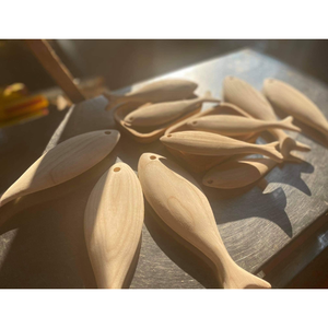 Poisson décoratif en bois sculpté, idéal pour la décoration intérieure, avec un savoir-faire artisanal et du bois naturel. - Product Image 6