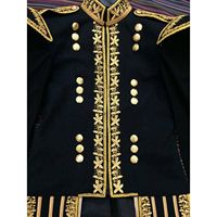 C'est une veste doublette noire pour pipers ou batteurs, avec des broderies dorées à la main et des tresses.