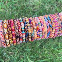 Nouveau design dernière vente bijoux tendance de qualité supérieure bracelets pour femmes en perles de verre personnalisées faites à la main