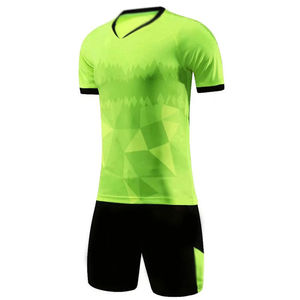 Uniformes de football en vente directe fabriqués en usine vêtements de sport pour hommes et femmes uniformes de football fabriqués en 100 uniforme de football en polyester - Product Image 1