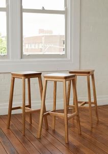 Le tabouret en bois rustique avec une finition dégradée ajoute du charme à la ferme dans les cuisines, les salles à manger, les patios et les espaces extérieurs - Product Image 4