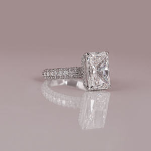 Anillo de compromiso de diamante cultivado en laboratorio de corte radiante clásico 14KT chapado en oro sólido Halo oculto estilo de moda anillo fino certificado IGI - Product Image 6