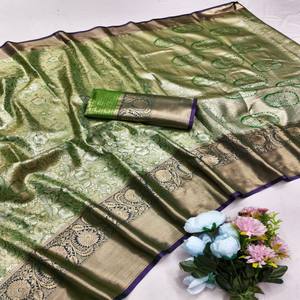 Sari de Seda Kanjivaram Premium VASTRA COTTAGE con Tejidos Florales de Zari, Borde en Contraste, Pallu Rico, Combinado con Blusa de Brocado - Product Image 1