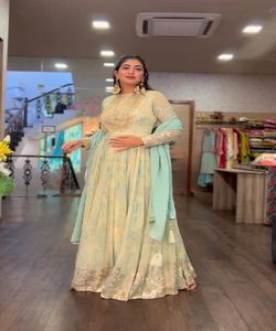 Anarkali Style Designer Broderie Femme Porter Robe de Travail Avec Dupatta Party Wear Vente en Gros Prix Textile Vêtement Alphanumero - Product Image 3